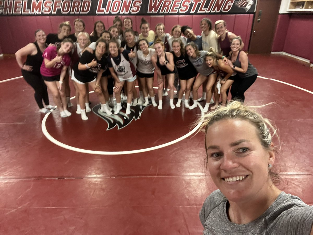 Girls_CHS_Lax's tweet photo. Thank you, Coach Inman for the most intense barre class.. “just ten more minutes of planks and we are done” #stronggirls #cantwalk #barreishard #selfiefail #family https://t.co/nUjBKjuWHT