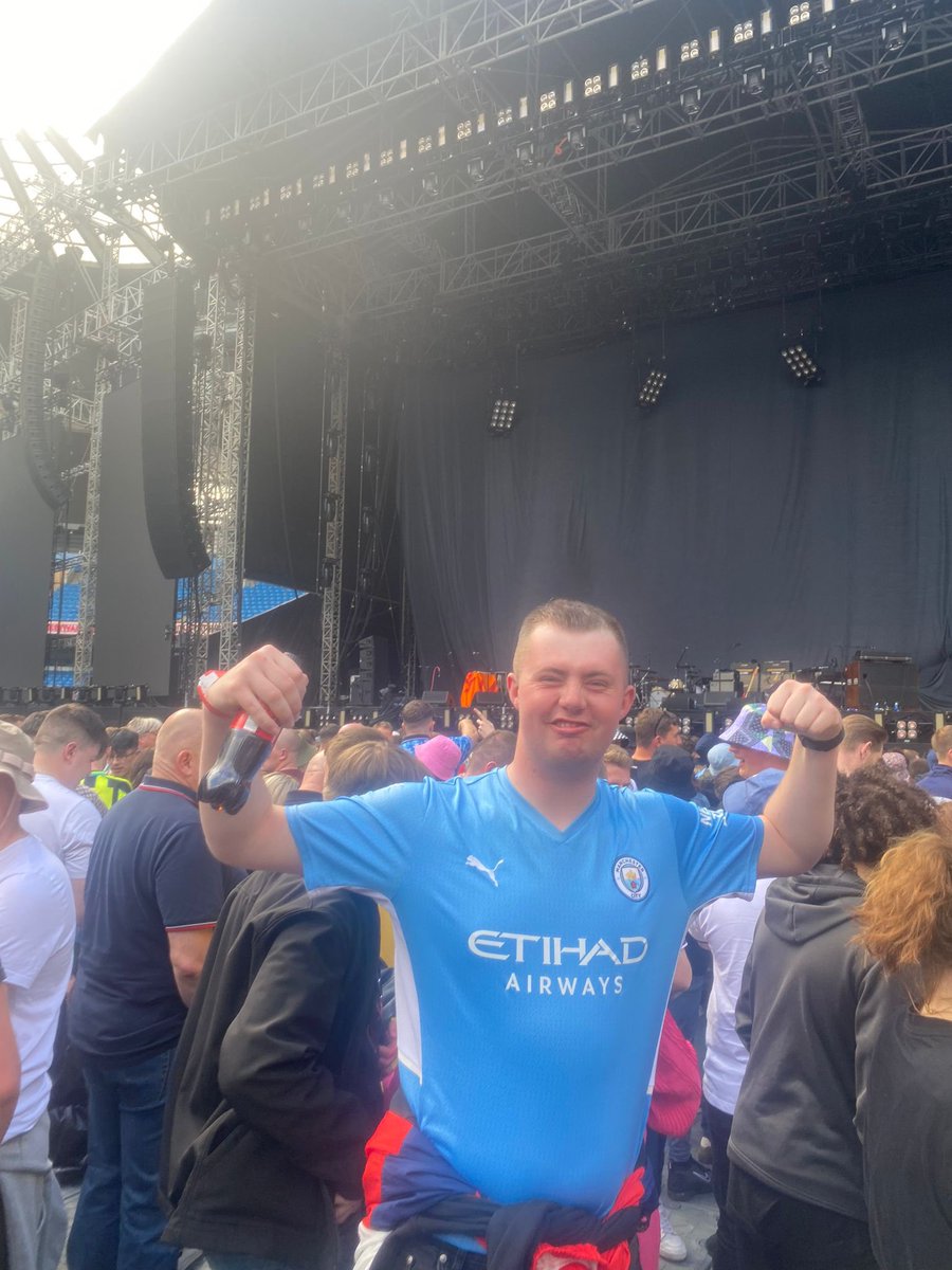 tomconrx7's tweet photo. Horrendous pic but buzzing to be in amongst it @liamgallagher  @ManCity https://t.co/gNMHZnKFQI