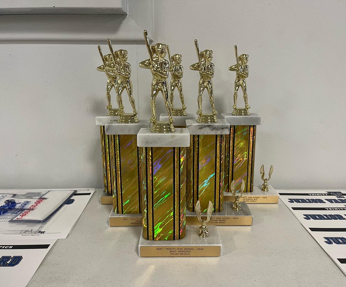 Thank you to those who celebrated this year’s award winners with us last night 🎉
MIP: So. Nylah Nevels
Team Award: Jr. Mackenzie Williams &amp; So. Elyse Mikel
Defensive MVP: Sr. Grace Russo
Offensive MVP: Jr. Raven Hurley
2022 MVP: So. De’Oshania Bennett