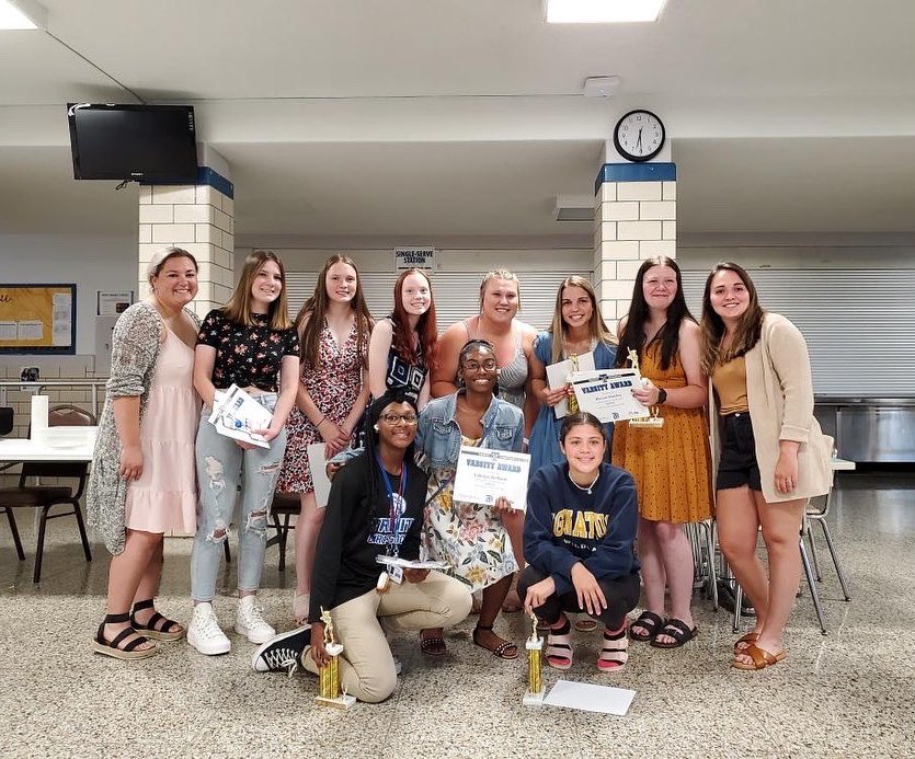 TrinityHS_SB's tweet photo. Thank you to those who celebrated this year’s award winners with us last night 🎉
MIP: So. Nylah Nevels
Team Award: Jr. Mackenzie Williams &amp; So. Elyse Mikel
Defensive MVP: Sr. Grace Russo
Offensive MVP: Jr. Raven Hurley
2022 MVP: So. De’Oshania Bennett https://t.co/iog4d5WRwD