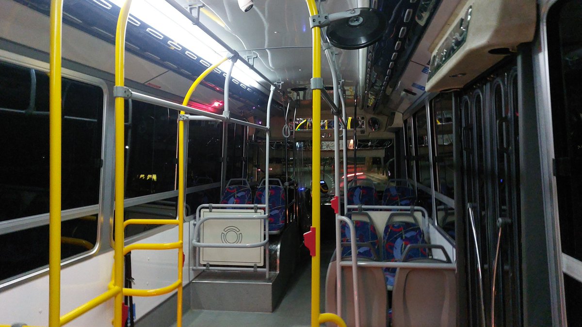 brezhneviano's tweet photo. A alguien en la línea 34 le pareció buena idea polarizar los vidrios del lado de adentro: ¿cuál es la lógica de que los pasajeros no puedan ver para afuera? @InfoCNRT, ¿ustedes bien? https://t.co/hZdCHLlQvw