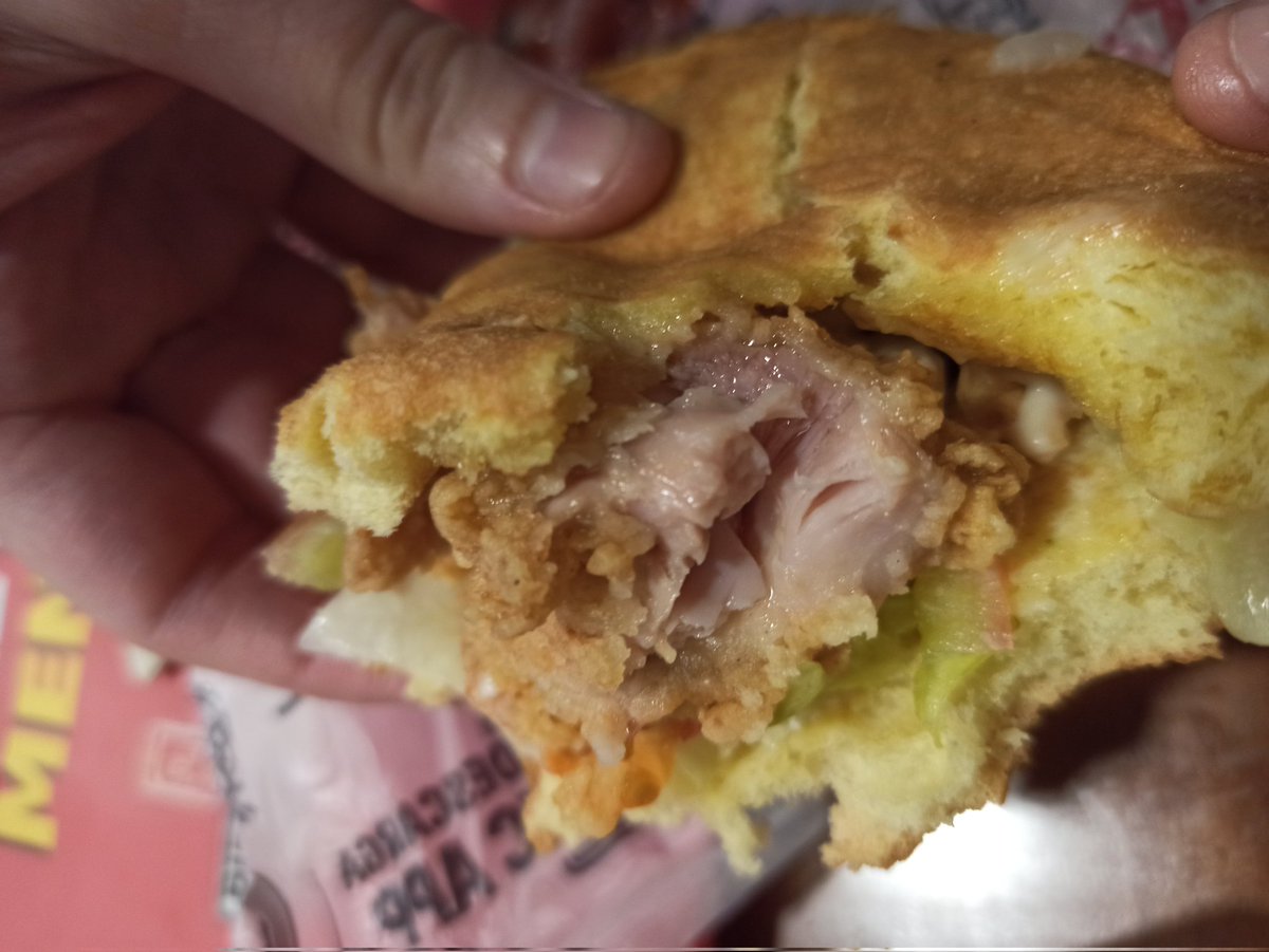 MAGRO593's tweet photo. @kfcecuador Pollo crudo atención pésima en el cci de Quito, no tienen una respuesta solo que ellos siempre tienen la razón porquería de servicio https://t.co/3L8rfx9yip
