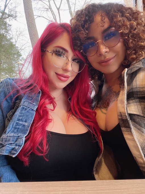 since it&rsquo;s the first day of pride month, it&rsquo;s also gf appreciation day🥺💞 @MidnaAsh 🥰 https://t.co/PQ