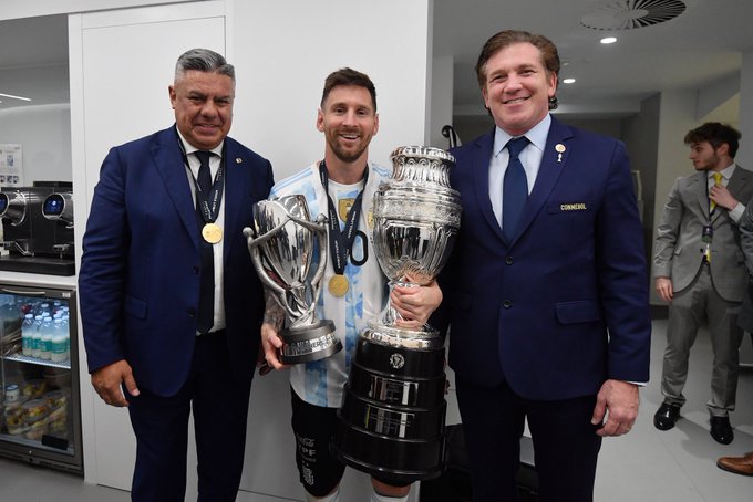 Mirá el regalo que le hizo Alejandro Domínguez a Lionel Messi