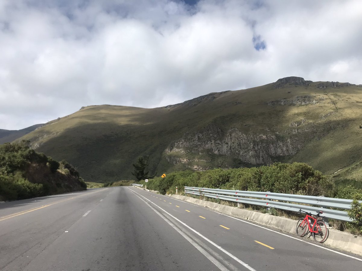 ciclostore593's tweet photo. Nada se compara con el placer de andar en bicicleta.
En #Ecuador, tierra de valles y montañas la bici nos conecta, nos permite ver las maravillas que nos rodean.
#UIO #VamosContigo https://t.co/Dm5NU1bS4h