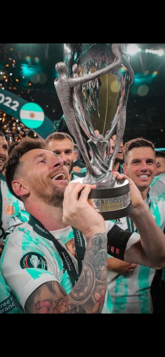 Quédate con quién te mire como Messi mira a la copa🥺💙.