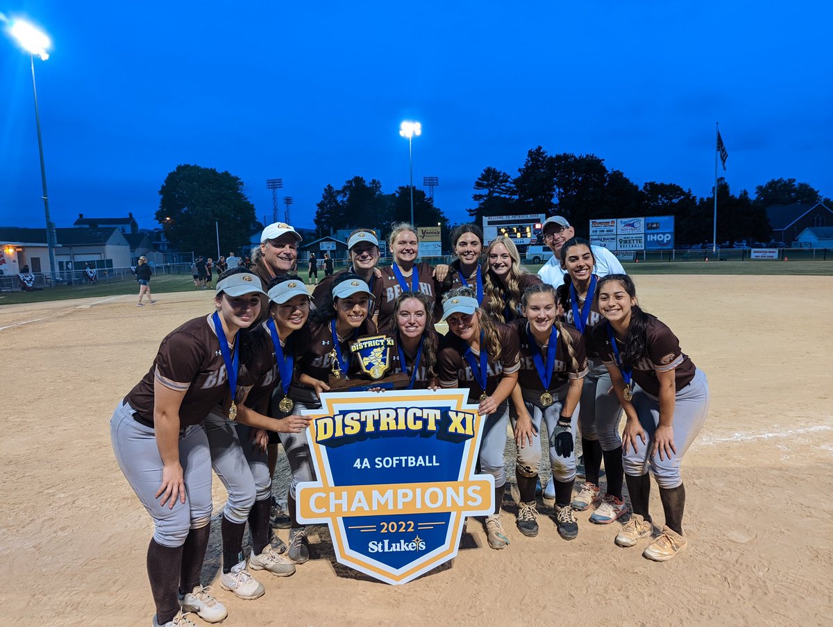 Becahi_Hawks's tweet photo. 𝐂𝐇𝐀𝐌𝐏𝐈𝐎𝐍𝐒: @becasoftball are bringing home the @PIAADistrictXI 4A Softball Trophy! Congrats Golden Hawks! #AbsoluteLoyalty https://t.co/71hyBJJoNX