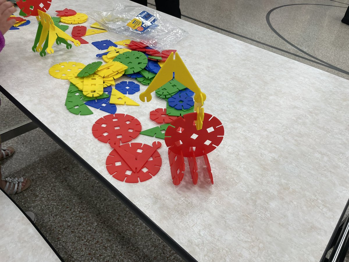 The Kindergarten and art teachers held a fun and engaging STEAM night for their students. <a href="/Mansfieldtsd/">Mansfield Township School District</a> <a href="/agiordano72/">Dr. Anthony Giordano</a> <a href="/JohnMelitsky/">John Melitsky</a>