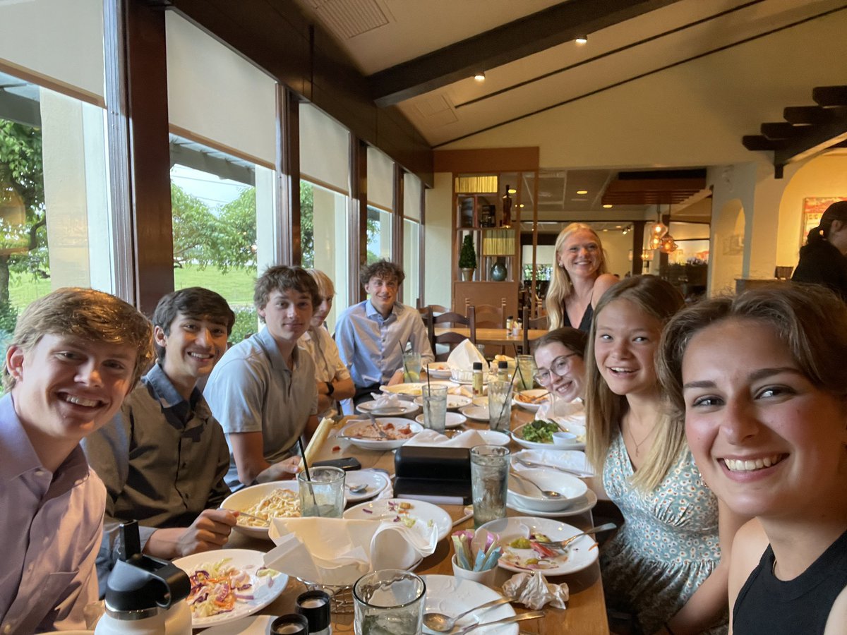 Olive Garden night with <a href="/coffmanboysxc/">DCHS Boys XC</a> 🥖🍝 #statebound