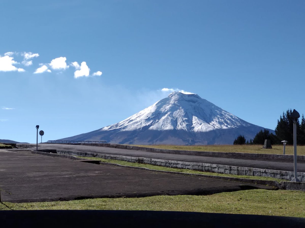 leviathan_space's tweet photo. @johnkrausphotos Great picture @johnkrausphotos  ❤️ we raise you with some pictures from Ing. Robert Lima Torres who is an engineer at the old NASA tracking station in Cotopaxi https://t.co/asIr5IRykx