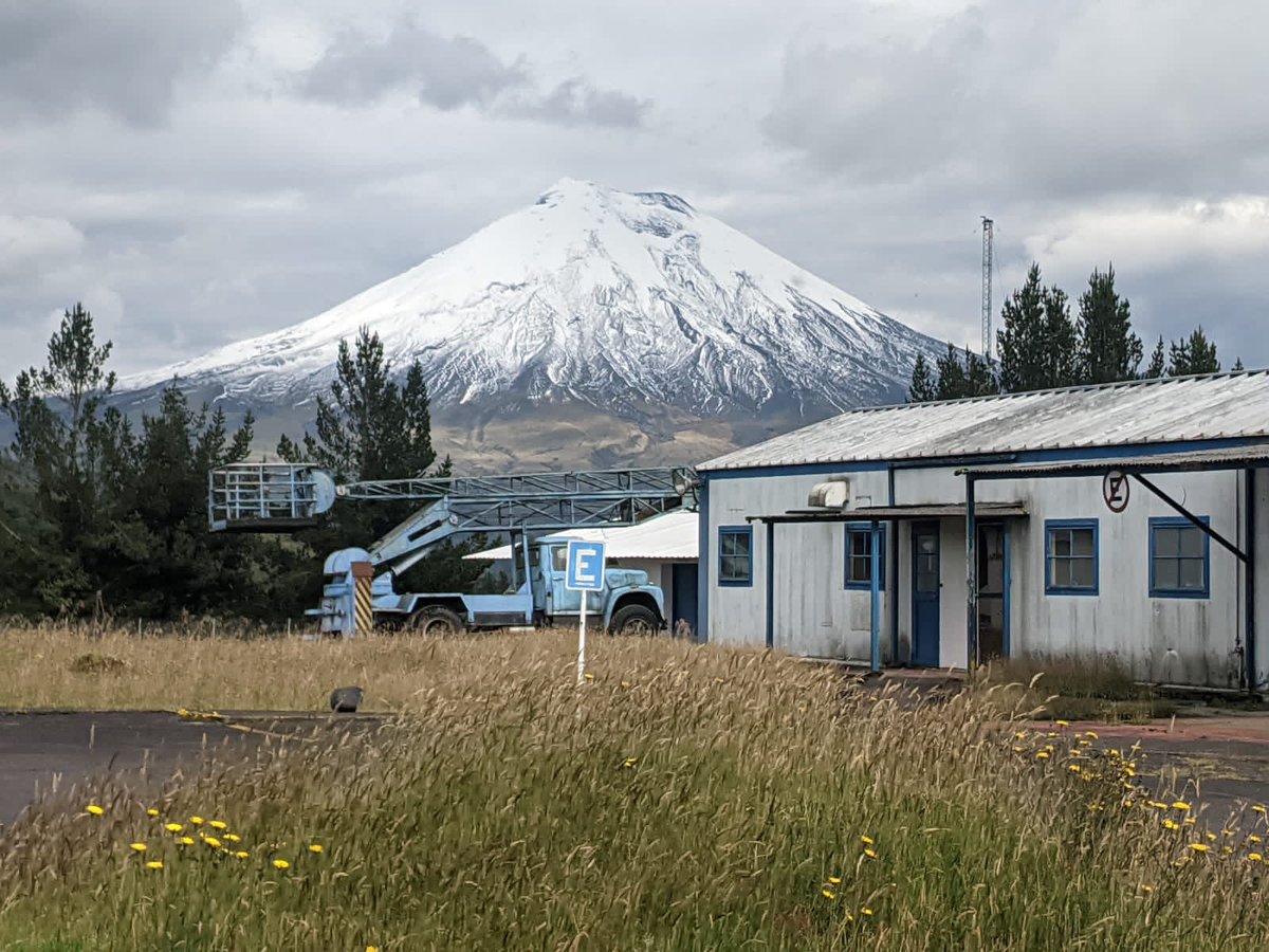 leviathan_space's tweet photo. @johnkrausphotos Great picture @johnkrausphotos  ❤️ we raise you with some pictures from Ing. Robert Lima Torres who is an engineer at the old NASA tracking station in Cotopaxi https://t.co/asIr5IRykx