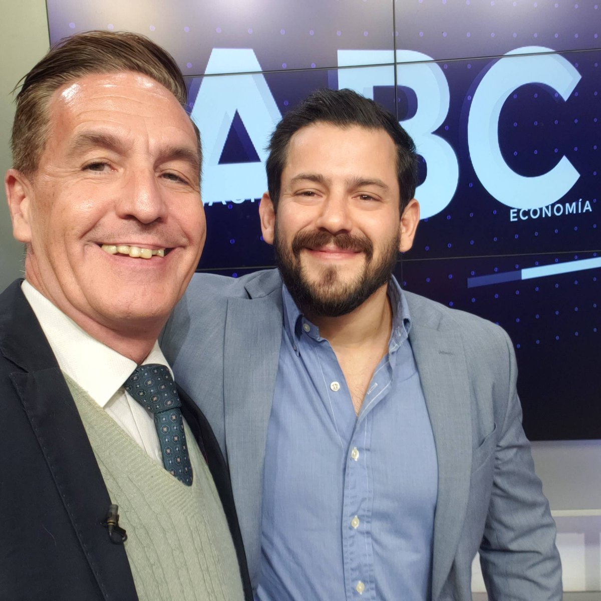enriquevp's tweet photo. Enseguida "Mesa de Periodistas" por ABCTV, canales 3 y 50 de Personal tv y 19 de TigoStar. Invitamos a @ce_rossel y a @jorgebogaring, nuevos ministros del @polaroid_tsjev https://t.co/t19h0pj8fp