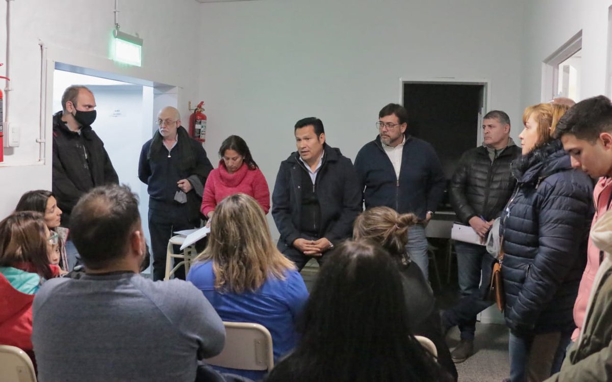 OLlancafilo's tweet photo. #Plottier #EPET25
#Ahora nos reunimos con madres, padres, directivos, Distrito Escolar y equipos técnicos del #MinisterioGobiernoEducacion y #CPE, municipio y ediles. Seguimos avanzando en un plan de trabajo para llegar a la concreción del nuevo edificio.
#NeuquénProvincia https://t.co/BlpVebHlJ7