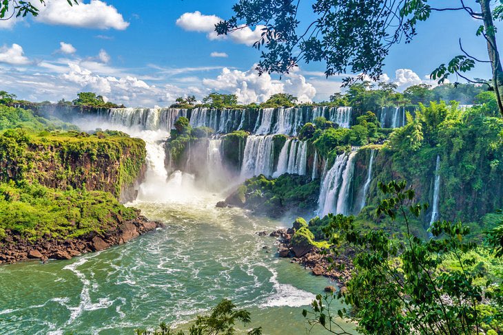 Iguazu Falls sit right on the Argentina / Brazil border & are the largest waterfall system in the world, almost twice taller than Niagara Falls which straddle the US / Canada border. 😍