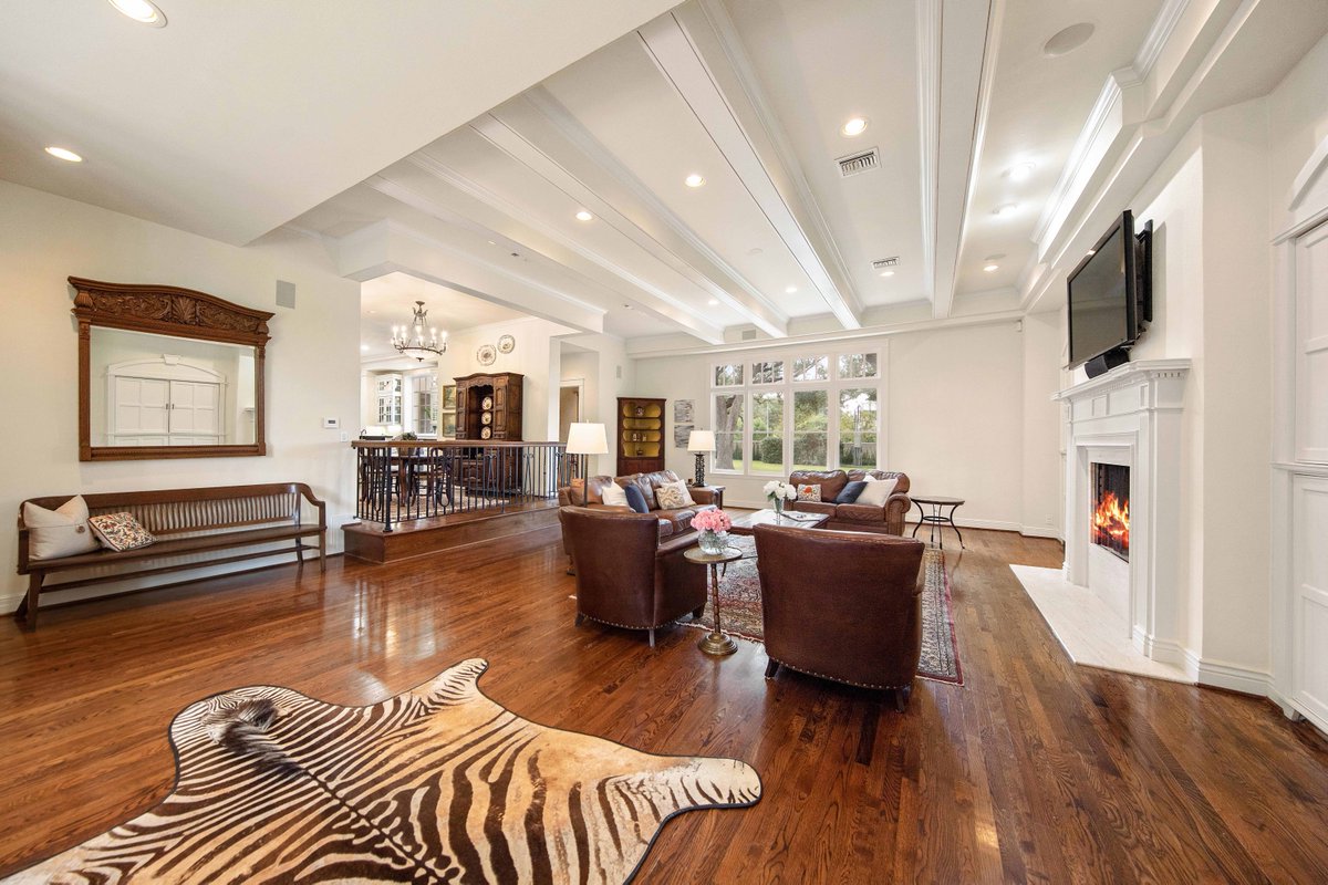 PBC_RealEstate's tweet photo. The San Antonio Business Journal released an article on our record-breaking $4.25 million Terrell Hills mansion that sold for $250,000 over the listing price! https://t.co/7N0odPsjrE