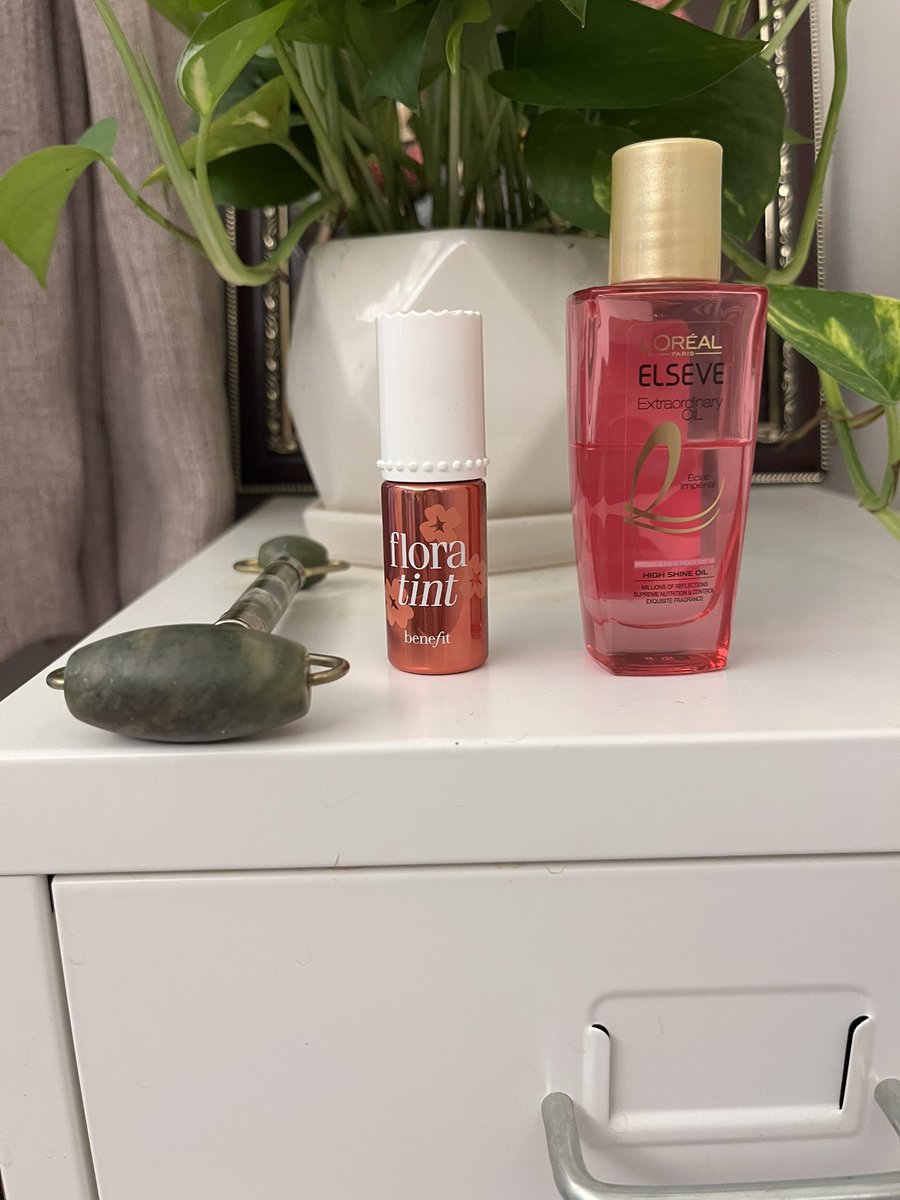 PinkyIndian's tweet photo. Monthly favourites II May ke month mein yeh saarey mere favourite produc... https://t.co/RIiI97PKAS via @YouTube https://t.co/UvMbBoynCm