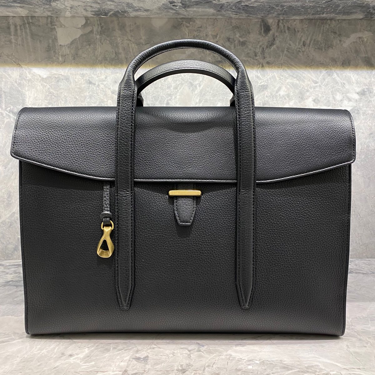 BARNEYS_JAPAN's tweet photo. 六本木店より: 2020年に東京でスタートとしたレザーアイテムブランド〈エティアム〉シンプルなスタイルを基軸に、上質な素材と日本が誇る職人の手仕事にこだわり、世代や性別を超えて共有したくなるバッグを提案しています。
#ETIAM #エティアム https://t.co/4odHCPV0ne