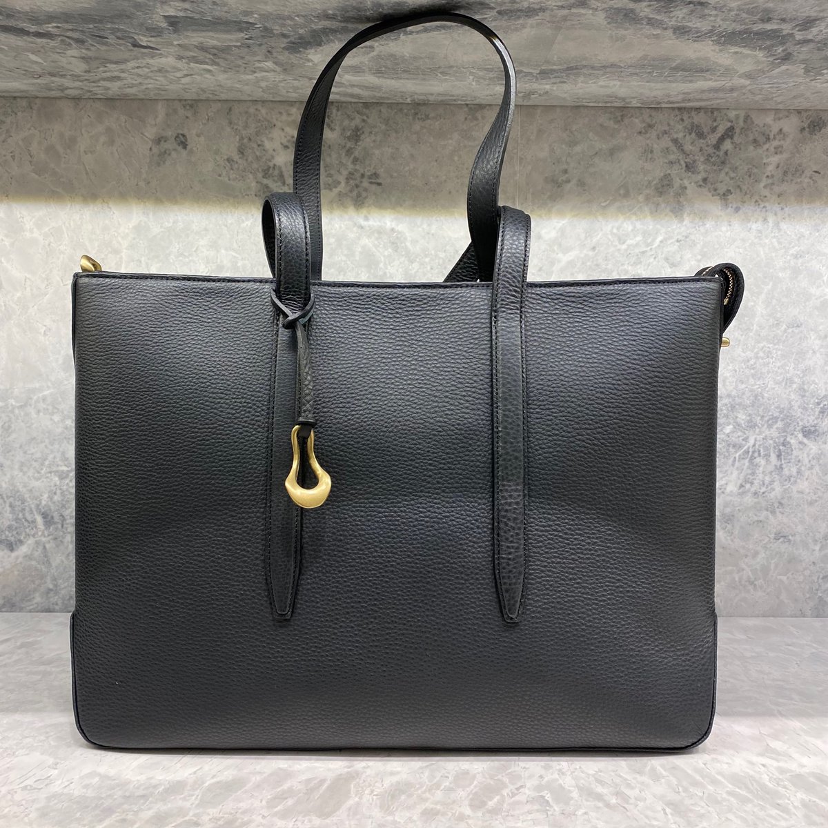 BARNEYS_JAPAN's tweet photo. 六本木店より: 2020年に東京でスタートとしたレザーアイテムブランド〈エティアム〉シンプルなスタイルを基軸に、上質な素材と日本が誇る職人の手仕事にこだわり、世代や性別を超えて共有したくなるバッグを提案しています。
#ETIAM #エティアム https://t.co/4odHCPV0ne