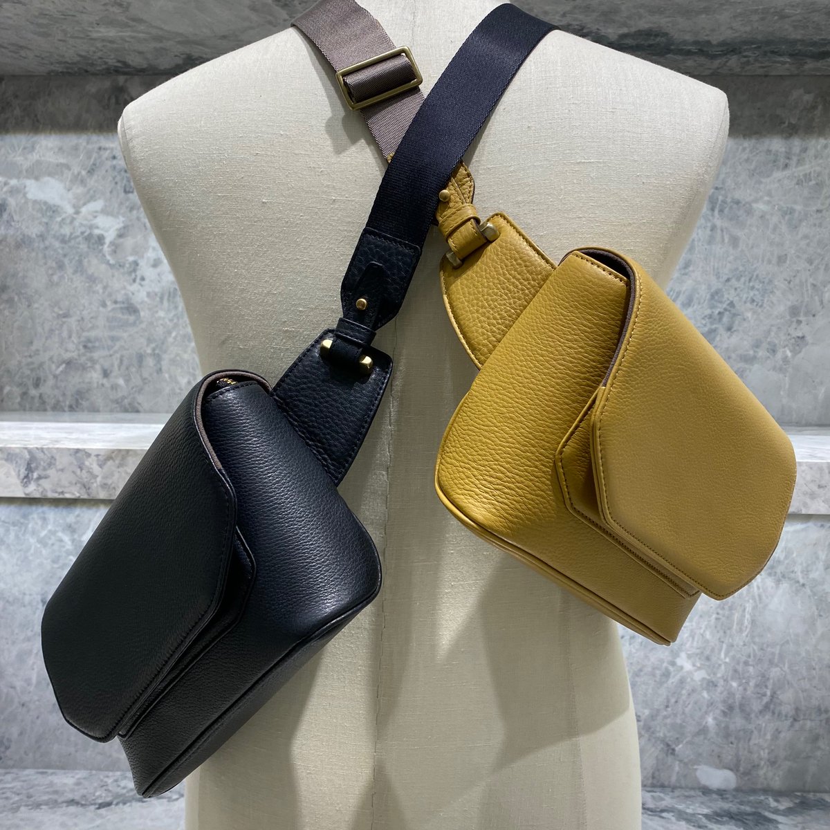 BARNEYS_JAPAN's tweet photo. 六本木店より: 2020年に東京でスタートとしたレザーアイテムブランド〈エティアム〉シンプルなスタイルを基軸に、上質な素材と日本が誇る職人の手仕事にこだわり、世代や性別を超えて共有したくなるバッグを提案しています。
#ETIAM #エティアム https://t.co/4odHCPV0ne