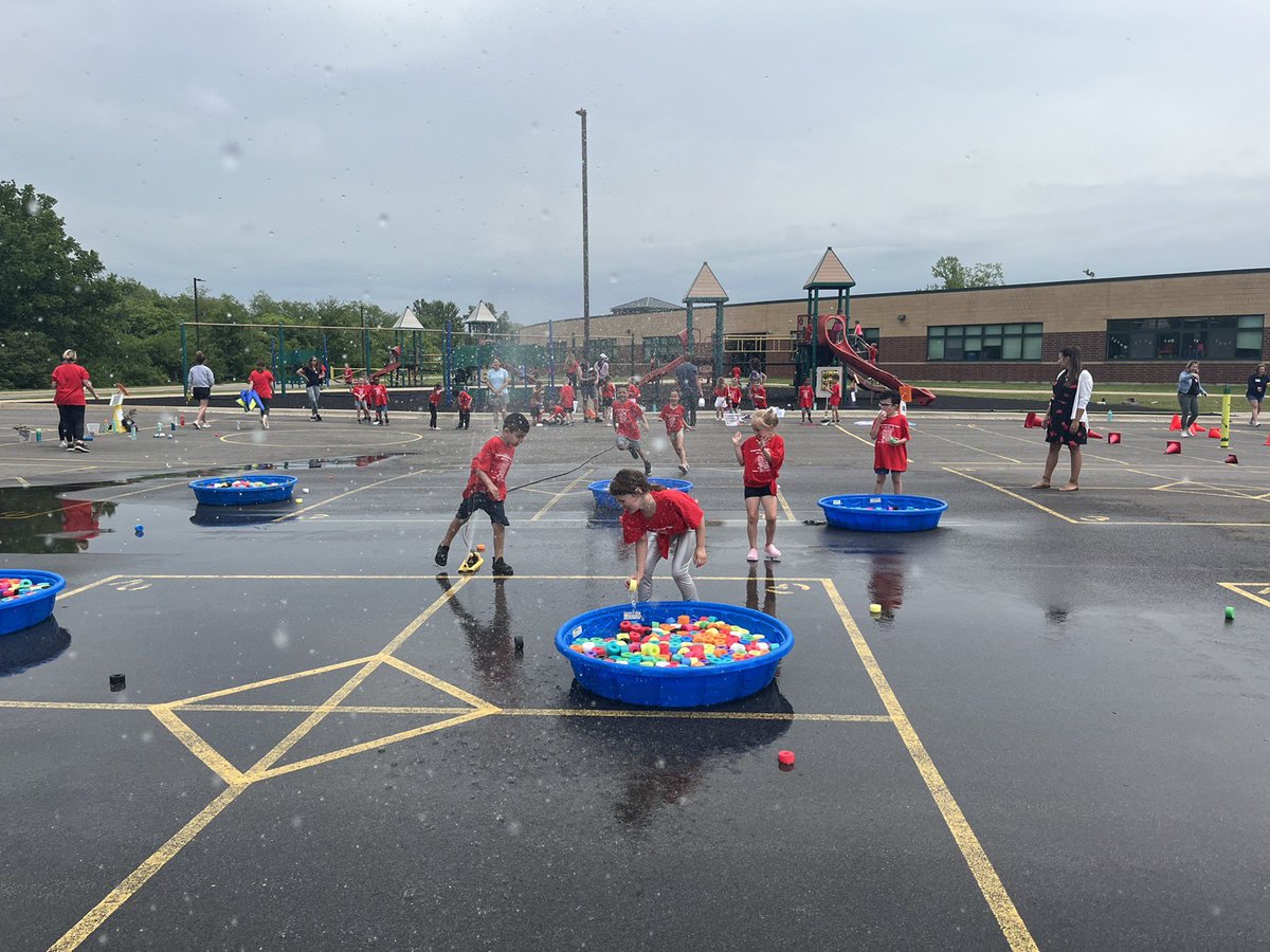 MsOgean's tweet photo. “This is the BEST day ever!!” - every kid in my class! 💜 Huge shoutout to @BarbaraBorden9 and @Mr_V_PE for putting together an incredible day for our kids! Another thank you to all the volunteers for helping to guide the way! #allin157c #gpgoes4gold https://t.co/BT2pMlSy4d