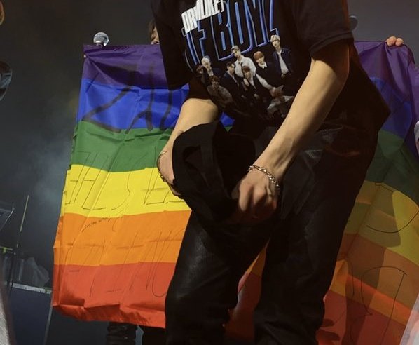 2213zip's tweet photo. happy pride month *-* https://t.co/CAGRnlFaJP