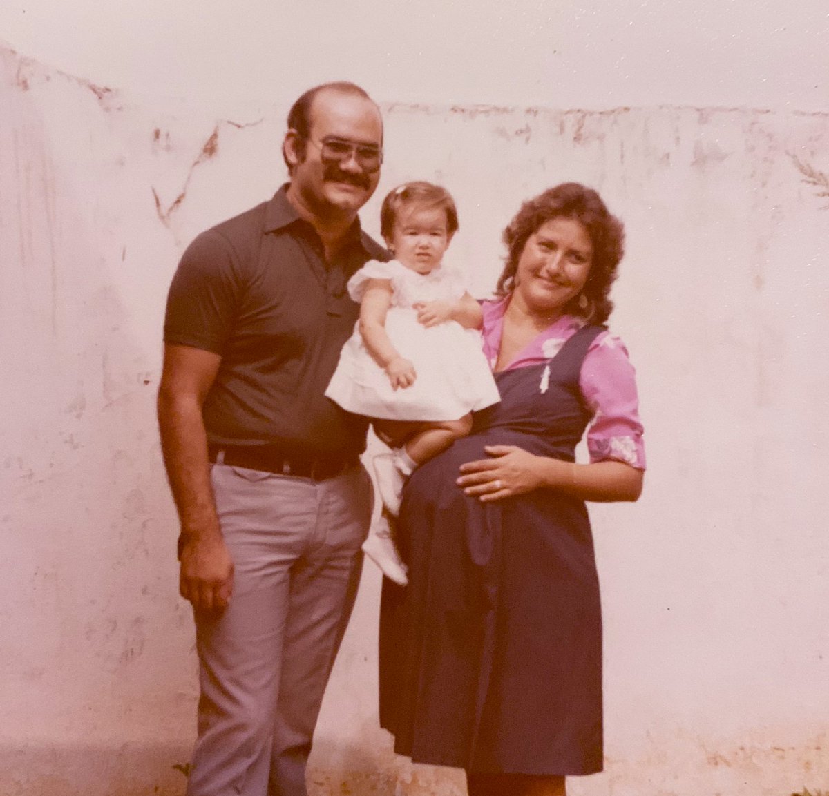 [HILO] Te invito a que me conozcas un poco más. Soy Soledad Núñez, tengo 39 años y nací en Asunción. Mi papá nació en Yegros-Caazapá, la capital del licor, y mi mamá en Asunción. Soy la mayor de dos hermanas. Crecí en el barrio General Díaz de la capital, en el centro.
