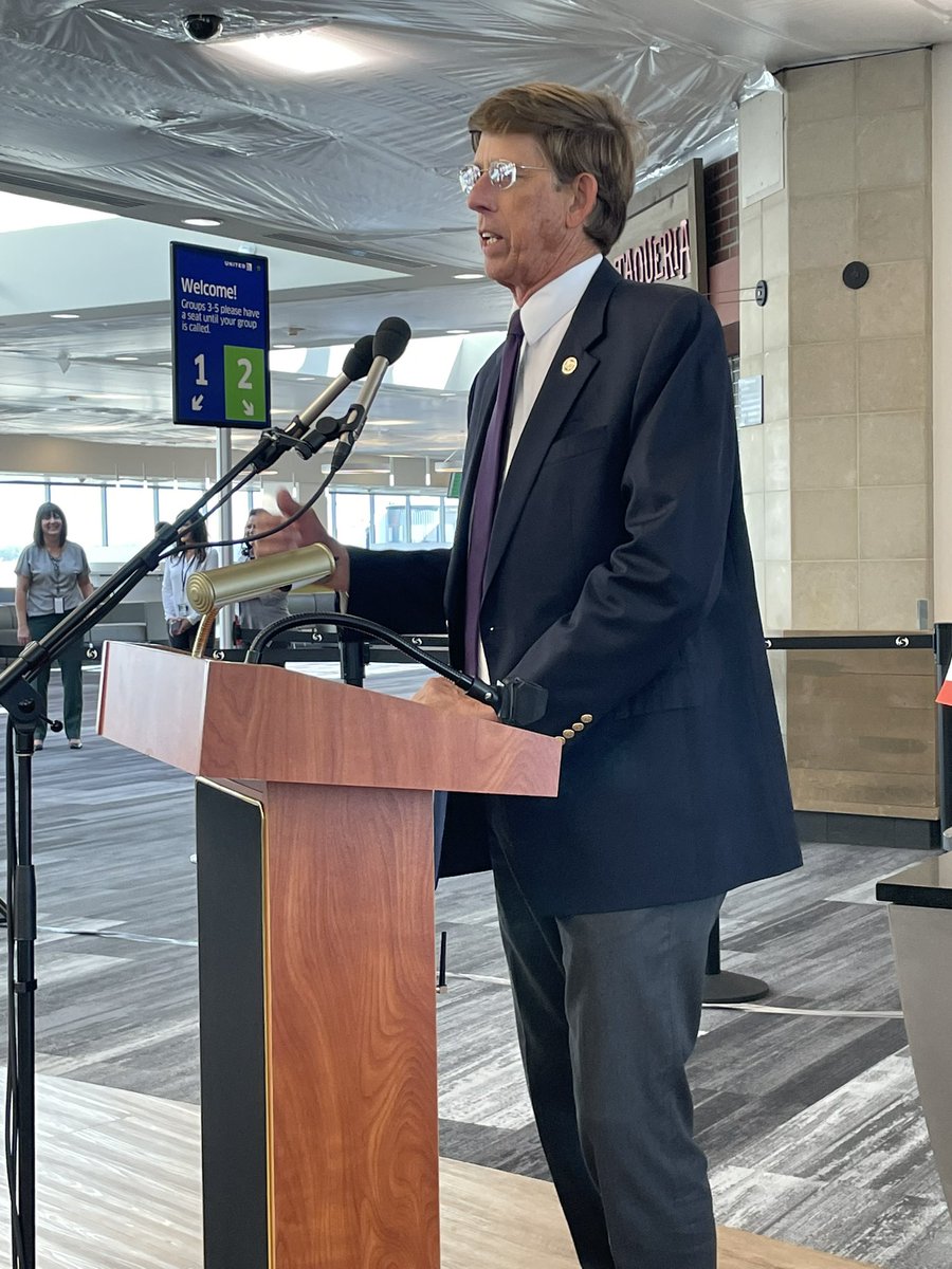 Lance_AC's tweet photo. @AirCanada is excited to resume our Sacramento - Vancouver daily service, with so many wonderful stories from those on our first flight. A big thank you to @flySMF and Supervisor Don Nottoli for helping us celebrate in class and style. #ACinUSA2022 https://t.co/JdD0r40ilq
