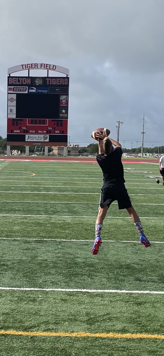 bfaubion1's tweet photo. Great 2nd day at the #beltonhighyouthfootballcamp. The kids really got after it. And a great turn out to boot! #goodthingscomin @CoachSniffin @BeltonTigerFB @BeltonHS @BeltonISD @BeltonISDAth https://t.co/EH0rcpPNRu