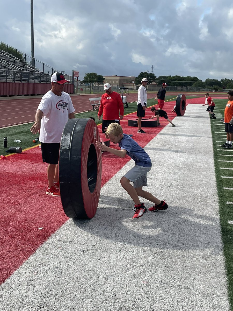 bfaubion1's tweet photo. Great 2nd day at the #beltonhighyouthfootballcamp. The kids really got after it. And a great turn out to boot! #goodthingscomin @CoachSniffin @BeltonTigerFB @BeltonHS @BeltonISD @BeltonISDAth https://t.co/EH0rcpPNRu