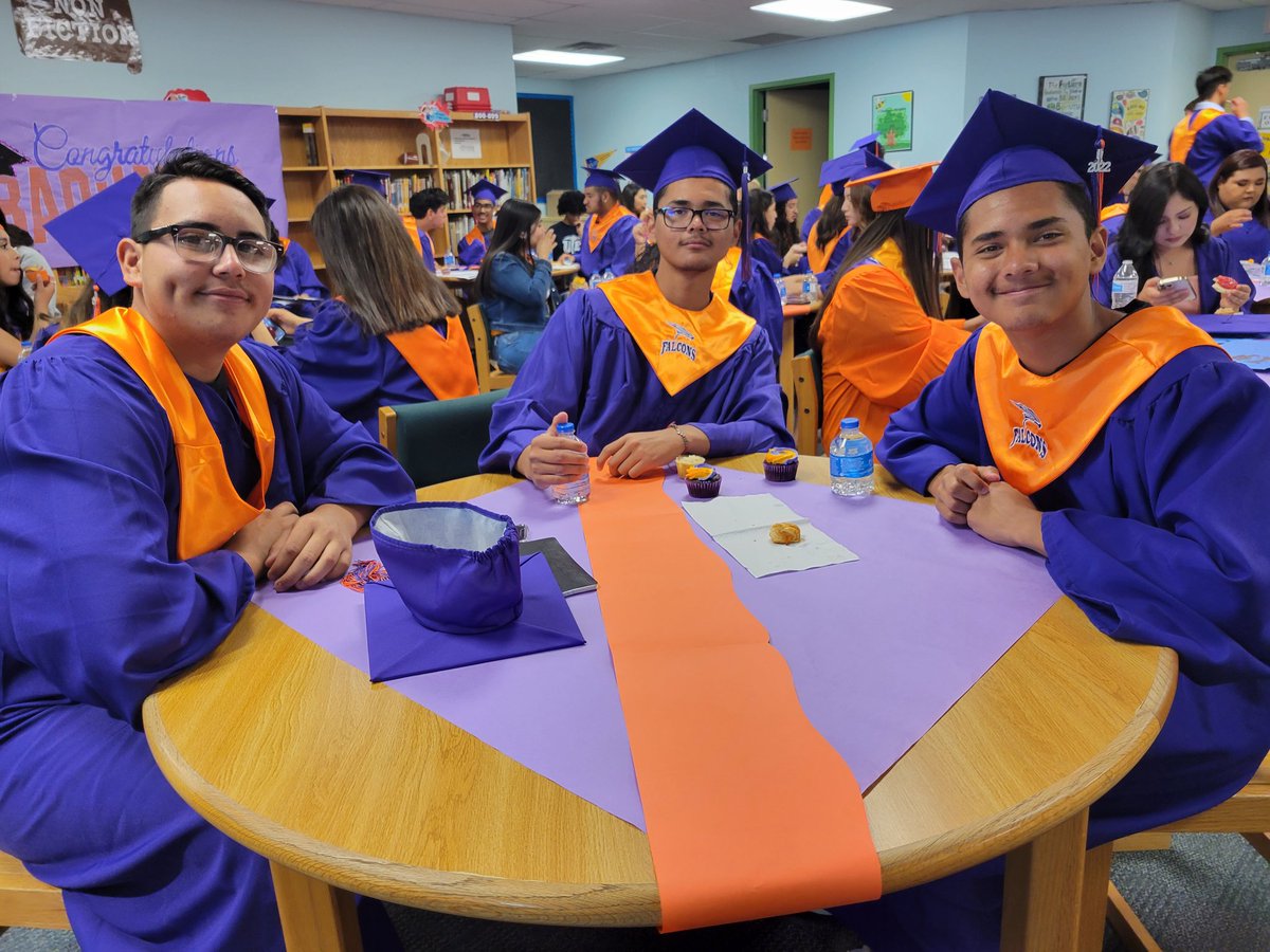 JJHansen26's tweet photo. Falcons in the Hive! Senior Walk 2022 was a huge success! Stay safe & always be the BEST version on yourself! Thanks for sharing the experience with us! #TeamSISD #ConquerFromWithin https://t.co/4zQfjVU1cV