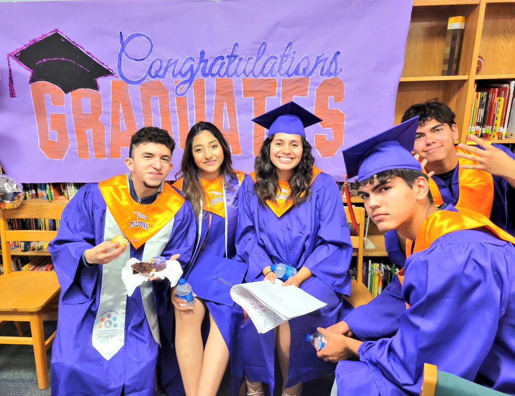 JJHansen26's tweet photo. Falcons in the Hive! Senior Walk 2022 was a huge success! Stay safe & always be the BEST version on yourself! Thanks for sharing the experience with us! #TeamSISD #ConquerFromWithin https://t.co/4zQfjVU1cV