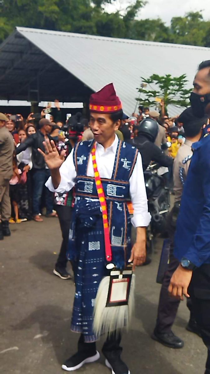 NugaLaga's tweet photo. @jokowi Hebat Mosalaki Ngada👍👍👍👍 https://t.co/5xlqFOZ9HB