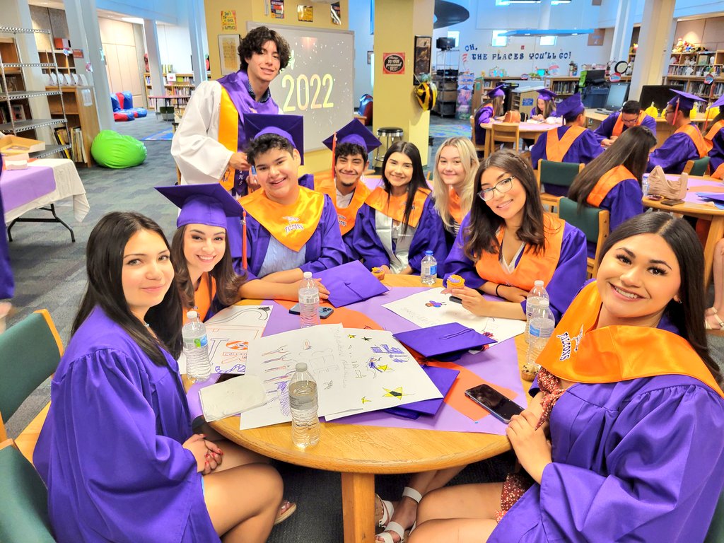 JJHansen26's tweet photo. Falcons in the Hive! Senior Walk 2022 was a huge success! Stay safe & always be the BEST version on yourself! Thanks for sharing the experience with us! #TeamSISD #ConquerFromWithin https://t.co/4zQfjVU1cV