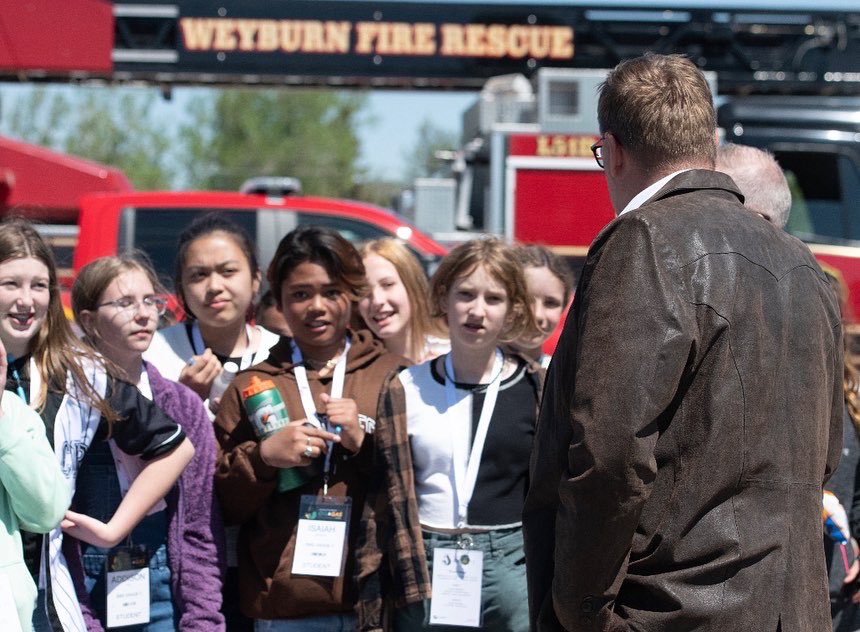 It was great to be in Weyburn today to visit the 2022 Saskatchewan Oil and Gas Show.
 
The impact of this vital industry can be seen across our province as it accounts for 16% of our GDP, 25% of our exports and most importantly supports more than 30,000 families in SK.

[1/2]