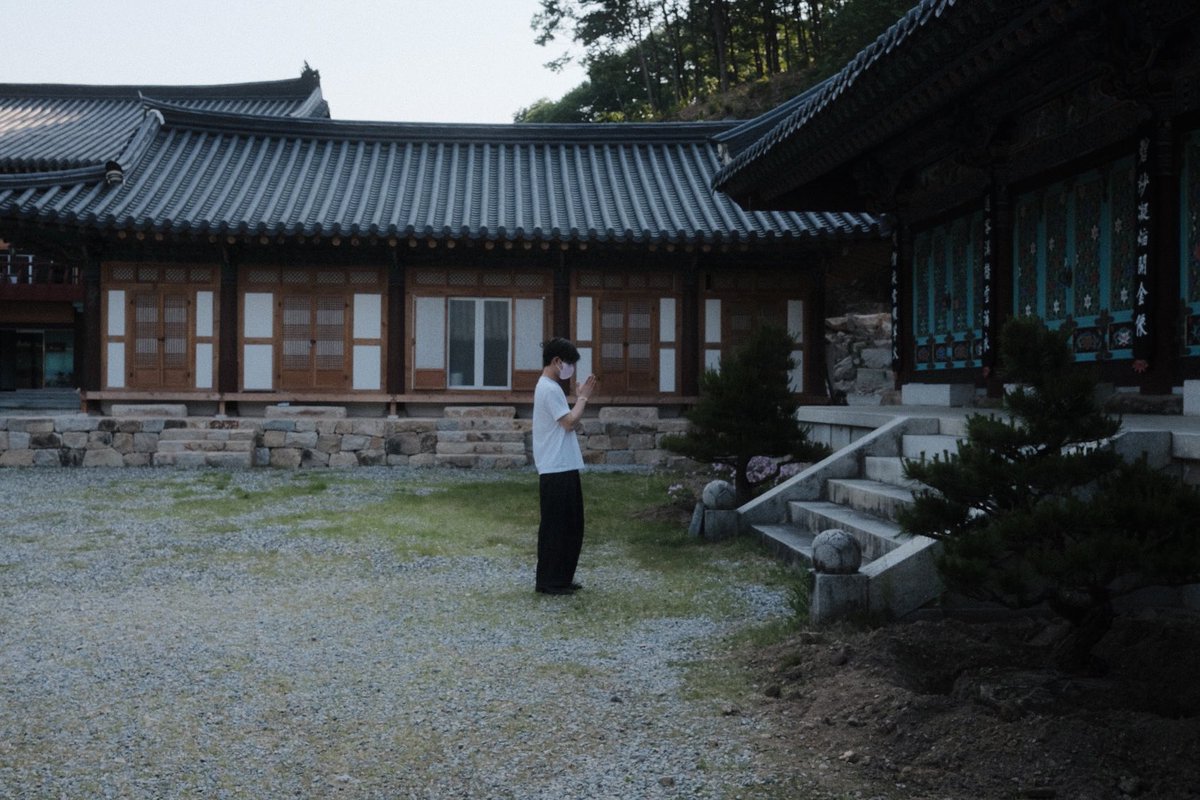 JIlHOONN's tweet photo. Last holiday between spring and summer when the weather start getting a bit too warm. Can you take a guess who took this pictures? (Clue: She looks like me!) https://t.co/dOvWe7RDR7