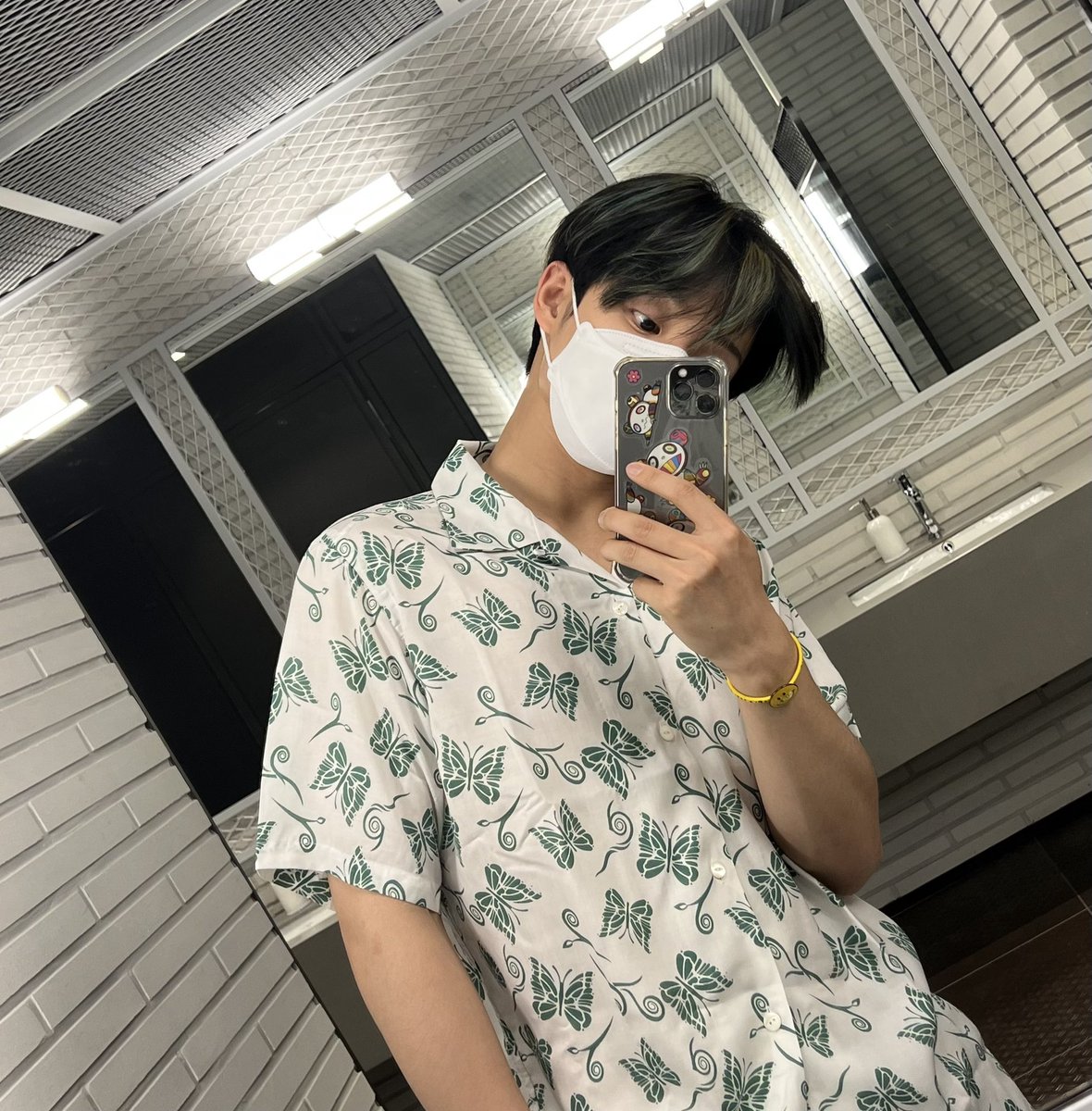 JIlHOONN's tweet photo. Summer, summer. Are you usually someone who enjoy the summer by start going outside (Picnic, for example 🧺) or love to staying at home under the air conditioner and eat ice cream? https://t.co/vWBuNALuEy