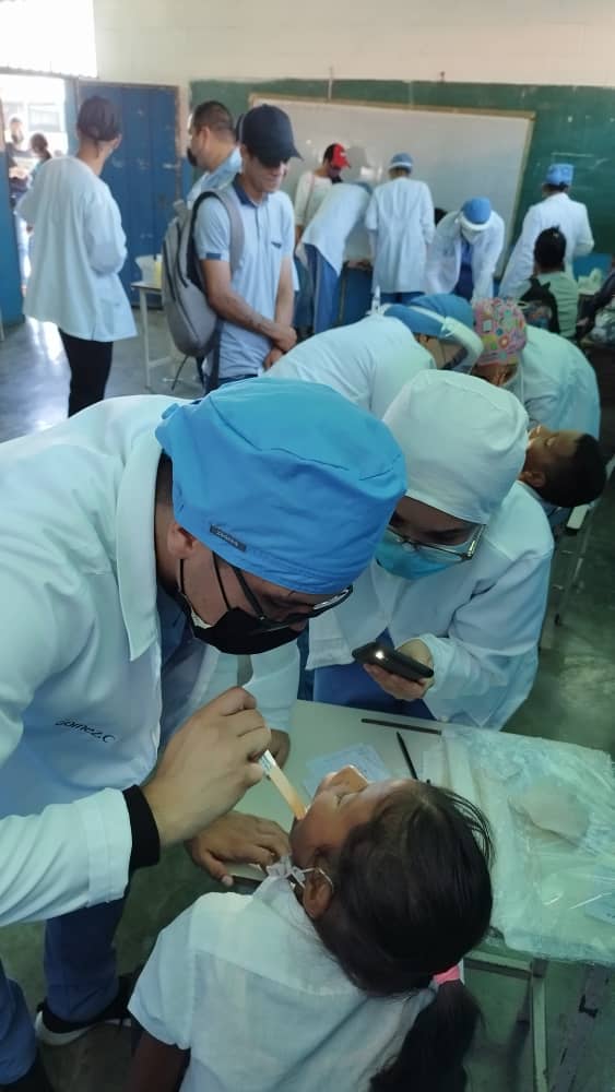 UNELMLK_Oficial's tweet photo. #01Junio Estudiantes de los PNF Odontológia, Fisioterapia, Psicología Social y Estudios Jurídicos acompañaron la "Ruta de Protección Escolar" del Circuito Educativo Batalla de los Horcones.
@NicolasMaduro @TibisayLucena8 @mppeduniv @arbolve @CeguLara @AnaSotoPSUV @JYacobucci https://t.co/rKBis7BvoZ
