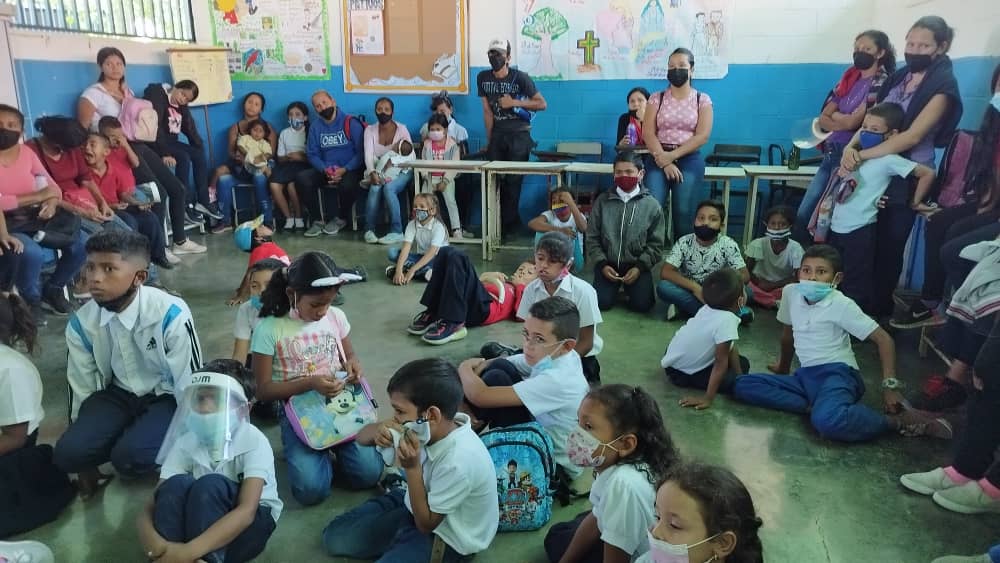 UNELMLK_Oficial's tweet photo. #01Junio Estudiantes de los PNF Odontológia, Fisioterapia, Psicología Social y Estudios Jurídicos acompañaron la "Ruta de Protección Escolar" del Circuito Educativo Batalla de los Horcones.
@NicolasMaduro @TibisayLucena8 @mppeduniv @arbolve @CeguLara @AnaSotoPSUV @JYacobucci https://t.co/rKBis7BvoZ