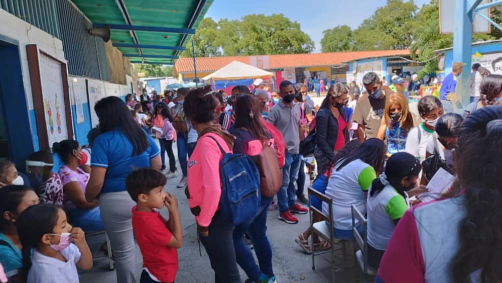 UNELMLK_Oficial's tweet photo. #01Junio Estudiantes de los PNF Odontológia, Fisioterapia, Psicología Social y Estudios Jurídicos acompañaron la "Ruta de Protección Escolar" del Circuito Educativo Batalla de los Horcones.
@NicolasMaduro @TibisayLucena8 @mppeduniv @arbolve @CeguLara @AnaSotoPSUV @JYacobucci https://t.co/rKBis7BvoZ