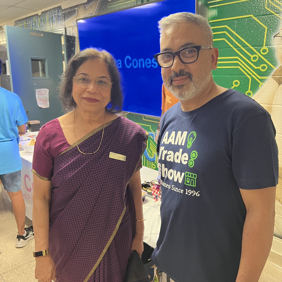 A huge thanks to <a href="/PDSBDirector/">Rashmi Swarup</a> for joining us for Trade Show 2022 <a href="/AllanAMartinPS/">Allan A. Martin</a> to celebrate the entrepreneurial journey of our grade 8 IBT entrepreneurs!!! <a href="/PeelSchools/">Peel District School Board</a> #peel21st #Entrepreneurship