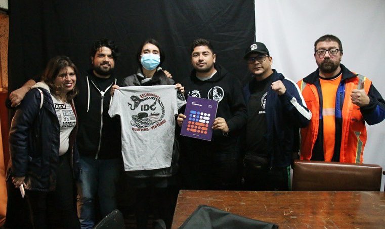 MEQChile's tweet photo. Seguimos difundiendo la #NuevaConstitución! Ahora con trabajadoras y trabajadores portuarios de Valparaíso y otras ciudades. 💬¡Gracias al Sindicato de Estibadores Portuarios por organizar esta actividad! 🫰🏼🏛 https://t.co/diqAWglwiQ