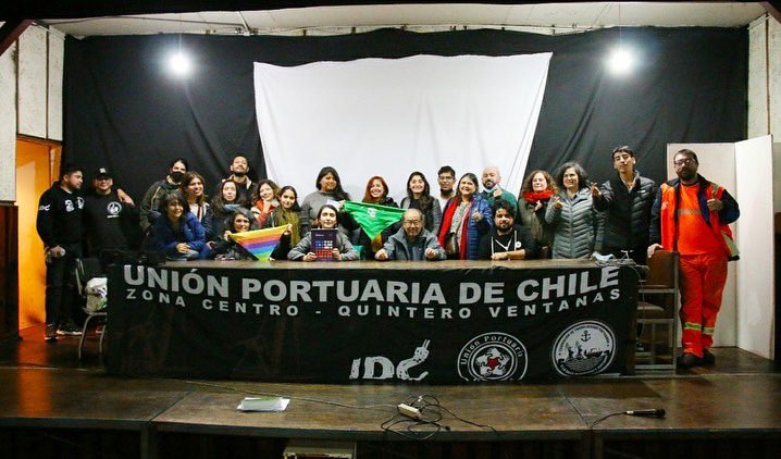 MEQChile's tweet photo. Seguimos difundiendo la #NuevaConstitución! Ahora con trabajadoras y trabajadores portuarios de Valparaíso y otras ciudades. 💬¡Gracias al Sindicato de Estibadores Portuarios por organizar esta actividad! 🫰🏼🏛 https://t.co/diqAWglwiQ