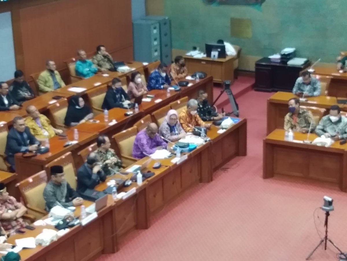 Doc_Andi's tweet photo. Mewakili APTISI XIV B serta Pimpinan Yayasan dan Pimpinan Perguruan Tinggi Swasta di Wilayah LLDIKTI XIV Papua dan Papua Barat mengadakan audiensi dengan Komisi X DPR RI. https://t.co/CHl2a7jZJ0