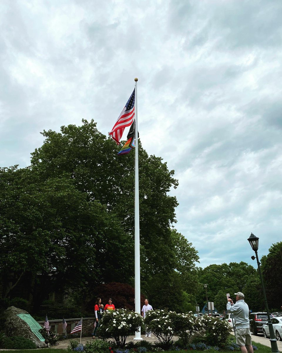 rebeccataub's tweet photo. We had a fun time at the first PRIDE flag raising event co-sponsored by @deicommittee #pridemonth2022 #LGBTQIA #DEI #barringtonri https://t.co/Gvj0LfZb3c