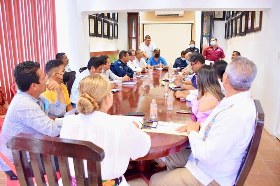 HCentla's tweet photo. La Presidente Municipal Lluvia Salas López encabezó la Sesión del Consejo de Protección Civil Municipal donde se presentó los alcances de la coordinación interinstitucional para afrontar con oportunidad cualquier tipo de emergencia que pudiese derivarse de eventos meteorológicos. https://t.co/eg1BmL3Fxo