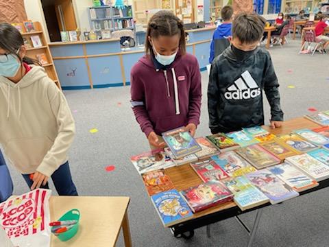 Lister_Lions's tweet photo. Our kiddos had a great time shopping today for books to kick off their summer reading challenge!

Thanks to our library staff, Mrs. Holmes and Mrs. Haese, for working to make sure EVERY child in prek- 5th grade received free books to take home for the summer! https://t.co/OukXWzvo39