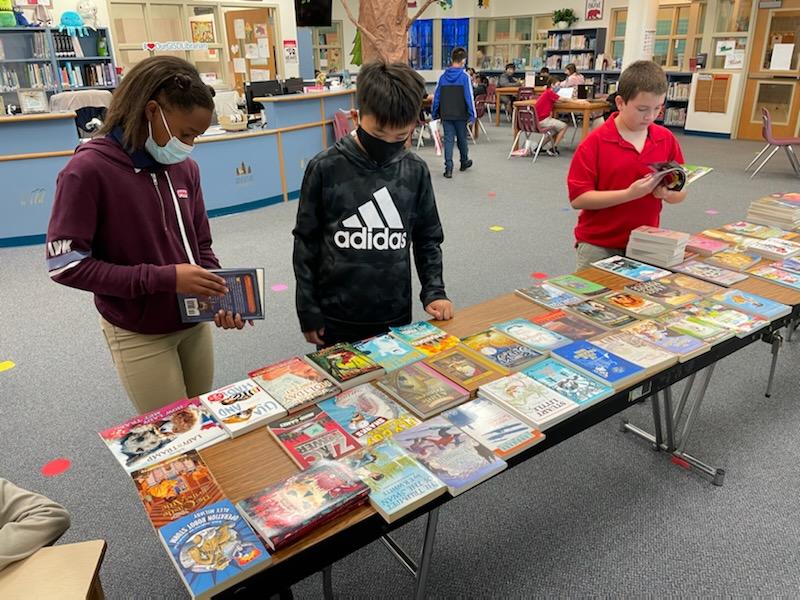 Lister_Lions's tweet photo. Our kiddos had a great time shopping today for books to kick off their summer reading challenge!

Thanks to our library staff, Mrs. Holmes and Mrs. Haese, for working to make sure EVERY child in prek- 5th grade received free books to take home for the summer! https://t.co/OukXWzvo39
