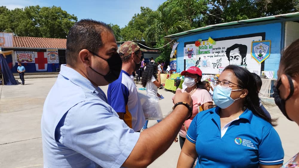 UNELMLK_Oficial's tweet photo. #01Junio La #UNELMLK contribuye con la salud del pueblo. Autoridades Rectorales y docentes se hicieron presente en la jornada junto a Médicos, Odontólogos, Fisioterapeutas, Psicólogos y estudiantes dieron atención a escolares y no escolares de 10 instituciones educativas. https://t.co/oeuzx7YPhO