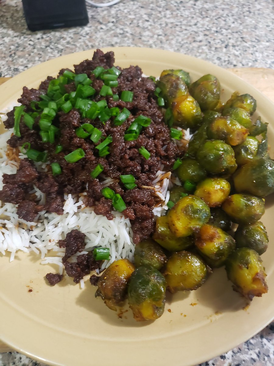 Ynot92279544's tweet photo. Poor meals can be yum $AMC #AMC #NOTSELLING. Brown sugar Caramelized ground beef over rice with ginger, garlic and sesame oil, onion greens from the garden, Brussels sprouts with Garam Masala. $7 dish to serve 4 with leftovers. Also tasty AF. https://t.co/ABhyVVx8qM