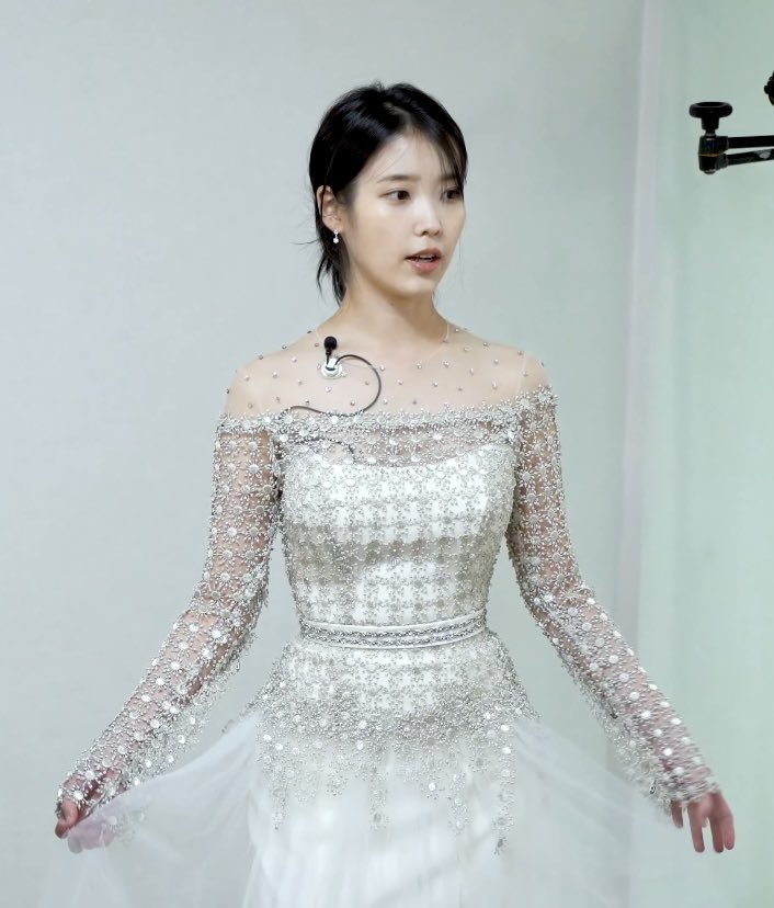 iuIooks's tweet photo. cannes try-on look book! https://t.co/zBnixu93Ea